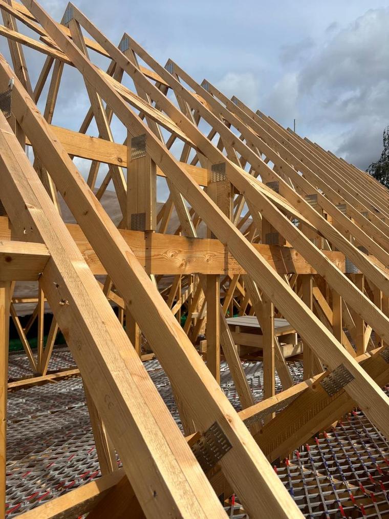 Trussed rafter roof structure erected